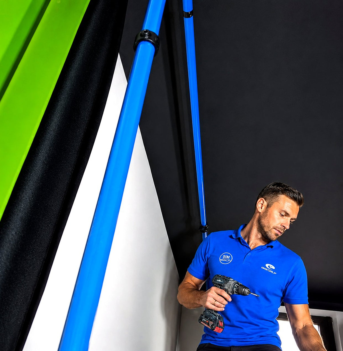 Instalator SIM|GOLF montuje ramę ekranu symulatora golfowego